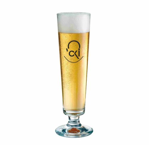 Munster Tulpe 25 cl Glas gefüllt mit Bier auf weißem Hintergrund