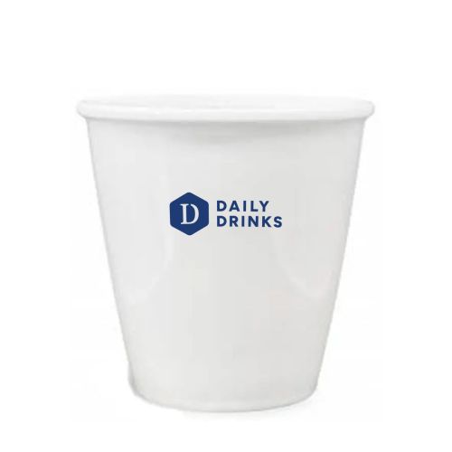 Porzellan Tasse 35 cl. mit einfarbigem DailyDrinks-Logo in der Mitte der Vorderseite.