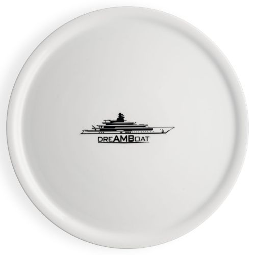 Weißer Porzellan-Pizzateller 32 cm mit einfarbigem dreAMBoat-Logo auf der Vorderseite, mittig auf dem Teller platziert