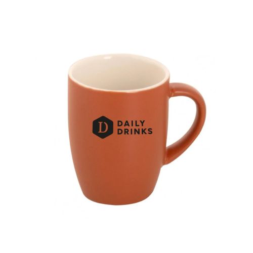 Mattbrauner Porzellanbecher Robusta 18 cl mit schwarzem DailyDrinks-Logo in der Vorderansicht. Mattbrauner Porzellanbecher Robusta 18 cl mit schwarzem DailyDrinks-Logo in der Vorderansicht.