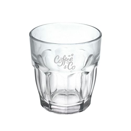 Rockbar Tumbler Glas von 20 cl mit CoffeeCo Logo auf der Vorderseite eingraviert, sichtbar in feiner matter Ausführung. Rockbar Tumbler Glas von 20 cl mit CoffeeCo Logo auf der Vorderseite eingraviert, sichtbar in feiner matter Ausführung.