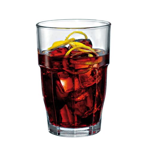 Rockbar Tumbler Glas 37 cl sichtbar gefüllt, gegen weißen Hintergrund gesetzt.