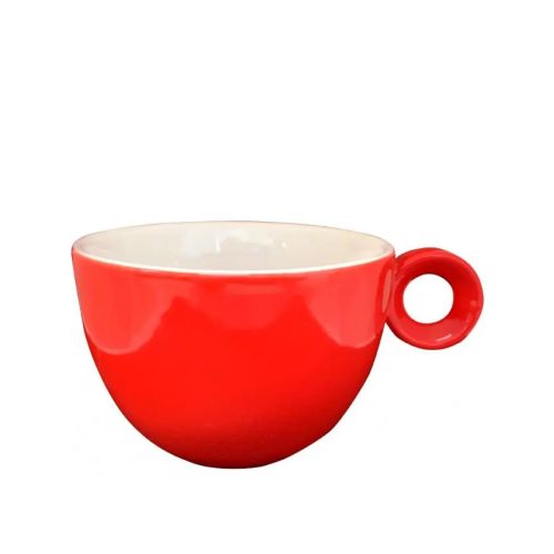 Frontansicht der rot-weißen Rondo Cappuccino Tasse 20 cl. mit runder Form und Ohr auf der rechten Seite. Frontansicht der rot-weißen Rondo Cappuccino Tasse 20 cl. mit runder Form und Ohr auf der rechten Seite.