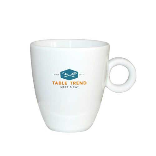 Rondo-Becher 19 cl. mit mehrfarbigem TableTrend-Logo auf der vorderen Porzellanoberfläche.