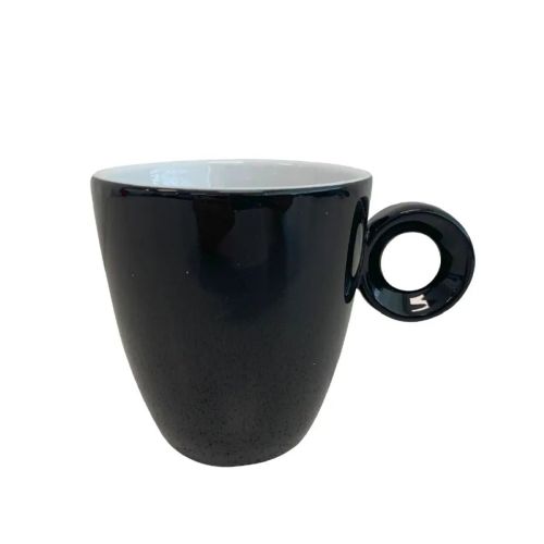 Vorderansicht der Rondo Tasse 19 cl. aus schwarz-weißem Porzellan mit gerader Form und Ohr auf der rechten Seite.