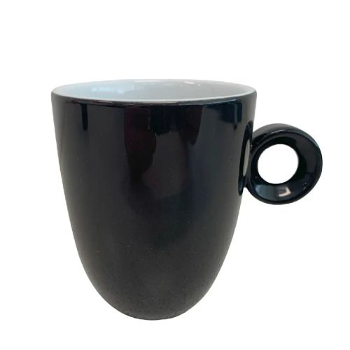 Schwarz-weißer Rondo Tasse 19 cl. in gerader Vorderansicht mit sichtbarer Ohrform und glatter Oberfläche. Schwarz-weißer Rondo Tasse 19 cl. in gerader Vorderansicht mit sichtbarer Ohrform und glatter Oberfläche.