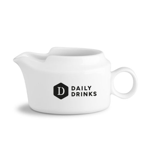 Sauciere aus Porzellan 25 cl. mit schwarzem DailyDrinks-Logo in der Vorderansicht, minimalistisches Design. Sauciere aus Porzellan 25 cl. mit schwarzem DailyDrinks-Logo in der Vorderansicht, minimalistisches Design.