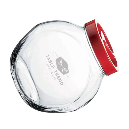 Bonbonglas mit rotem Deckel und dezenter TableTrend-Logo-Gravur auf der Vorderseite, gut sichtbar. Bonbonglas mit rotem Deckel und dezenter TableTrend-Logo-Gravur auf der Vorderseite, gut sichtbar.