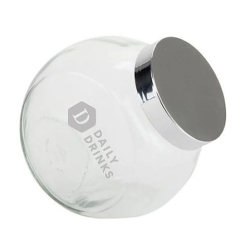 Vorderansicht eines gläsernen Bonbonglases mit silbernem Deckel und fein eingraviertem DailyDrinks-Logo auf der Oberfläche. Vorderansicht eines gläsernen Bonbonglases mit silbernem Deckel und fein eingraviertem DailyDrinks-Logo auf der Oberfläche.