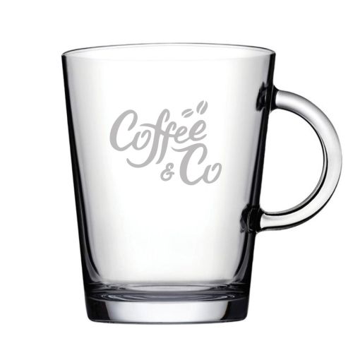 Tribeca 40 cl Teeglas mit eingraviertem CoffeeCo-Logo auf der Vorderseite in Klarglas. Tribeca 40 cl Teeglas mit eingraviertem CoffeeCo-Logo auf der Vorderseite in Klarglas.