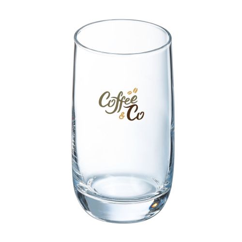 Vorderansicht des Bechers Vigne 33 cl aus Glas mit mehrfarbigem CoffeeCo-Logo, das mittig auf der glatten Glaswand angebracht ist.