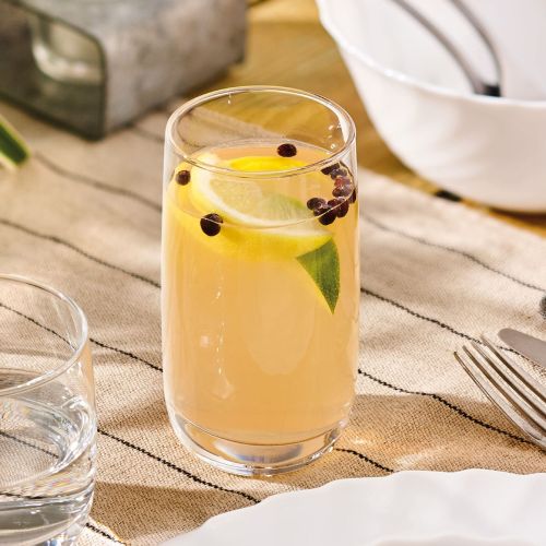 Vigne Becher von 33 cl gefüllt und mit Logo, in einem Raum platziert, wo das Glasmaterial deutlich sichtbar ist.