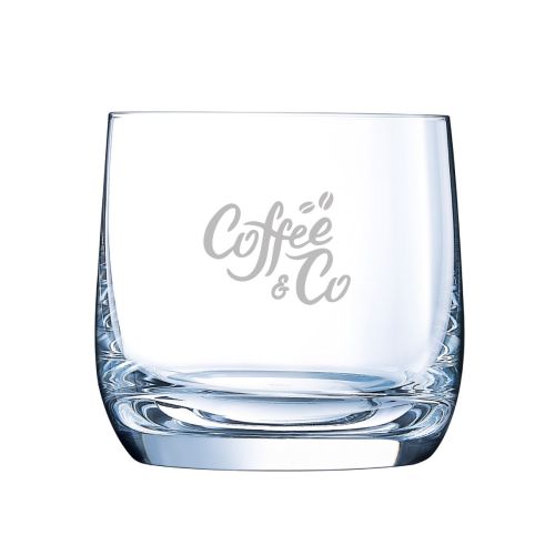 Eingraviertes CoffeeCo-Logo auf der Vorderseite des Glasbechers Vigne 37 cl. mit dezentem Finish.