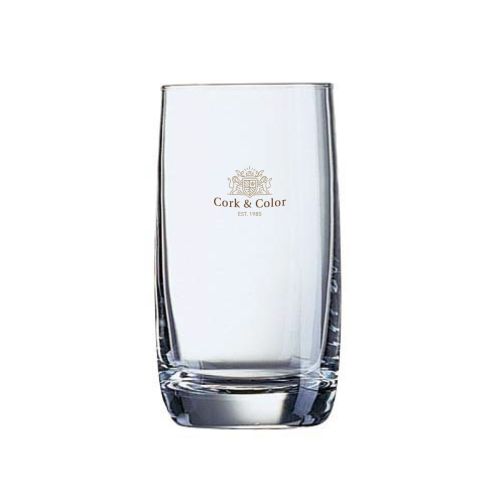 Vigne Wasserglas 22 cl mit mehrfarbigem Logo auf der Vorderseite von CorkColor, gedruckt auf Klarglas.