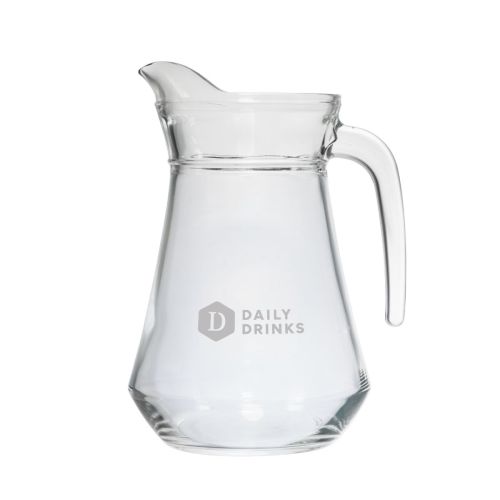 Gravur des DailyDrinks-Logos auf der Vorderseite des transparenten Wasserkrug Broc Arc 1,0- Liter.