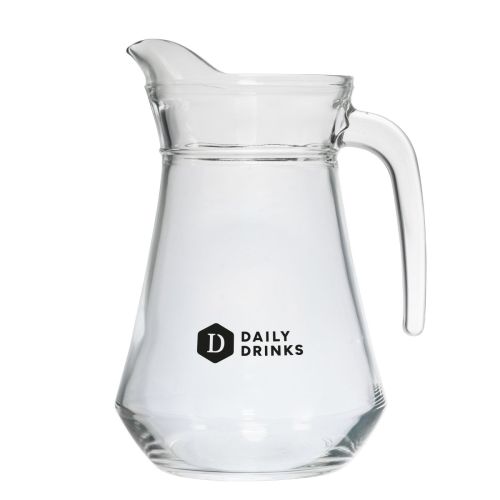 Wasserkrug Broc Arc 1,3- Liter aus Glas mit einfarbigem DailyDrinks-Logo auf der Vorderseite.