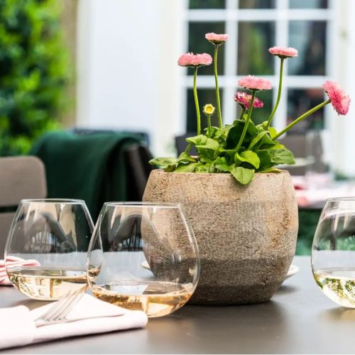Weinglas Ronda 59 cl Glas mit Wein gefüllt und in stimmungsvollem Rahmen platziert