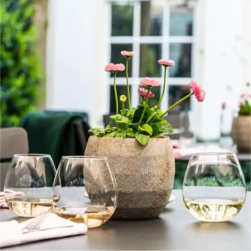 Stimmungsbild eines gefüllten Ronda Weinglases 72 cl. in einer warmen Umgebung. Stimmungsbild eines gefüllten Ronda Weinglases 72 cl. in einer warmen Umgebung.