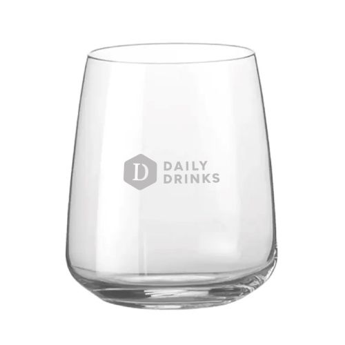 Vorderseite des Wasserglases Aurum Tumbler 37 cl. mit eingraviertem DailyDrinks-Logo, das dezent in die Oberfläche eingearbeitet ist. Vorderseite des Wasserglases Aurum Tumbler 37 cl. mit eingraviertem DailyDrinks-Logo, das dezent in die Oberfläche eingearbeitet ist.