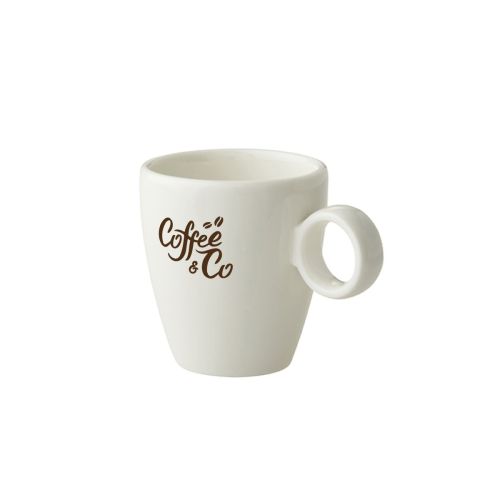 Espressotasse 6,5 cl Porzellan mit braunem CoffeeCo-Logo auf der glatten weißen Oberfläche. Espressotasse 6,5 cl Porzellan mit braunem CoffeeCo-Logo auf der glatten weißen Oberfläche.