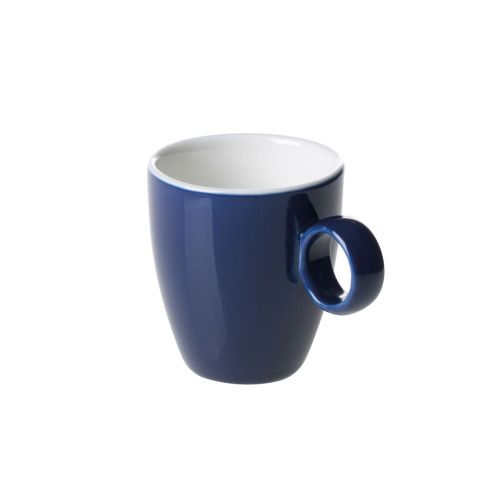 Vorderansicht der Bart Espressotasse 6,5 cl aus blauem und weißem Porzellan mit kompakter Form und leicht gebogenem Henkel. Vorderansicht der Bart Espressotasse 6,5 cl aus blauem und weißem Porzellan mit kompakter Form und leicht gebogenem Henkel.