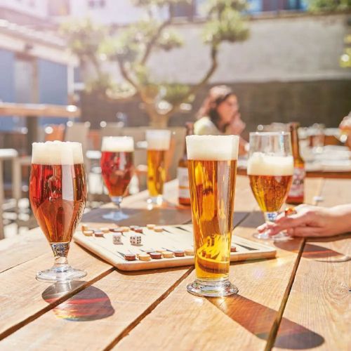Gefülltes Cervoise-Bierglas 50 cl in Gebrauch, platziert in einer natürlichen Trinksituation. Gefülltes Cervoise-Bierglas 50 cl in Gebrauch, platziert in einer natürlichen Trinksituation.