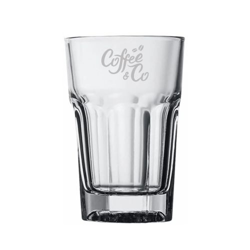 Gravur des CoffeeCo-Logos auf der Vorderseite eines Bierglas Hoegaarden 29 cl. Gravur des CoffeeCo-Logos auf der Vorderseite eines Bierglas Hoegaarden 29 cl.