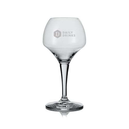 Vorderansicht des Bierglases Norbert 42 cl. mit eingraviertem DailyDrinks-Logo, das dezent auf dem Glas sichtbar ist.