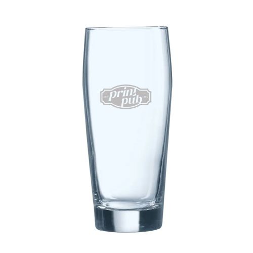 Gravur des PrintPub-Logos sichtbar auf der Vorderseite des Bierglas Willy 33 cl. hospitality . Gravur des PrintPub-Logos sichtbar auf der Vorderseite des Bierglas Willy 33 cl. hospitality .