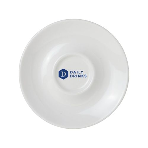 Einfarbiger DailyDrinks-Logoaufdruck in der Mitte auf der Vorderseite der Porzellanuntertasse 14,5 cm.