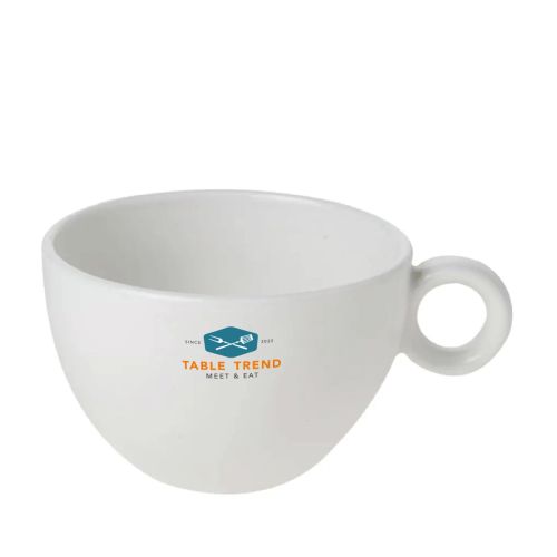 Vorderseite der Bola Milchaffee-Latte Tasse 28 cl. bedruckt mit mehrfarbigem TableTrend-Logo.