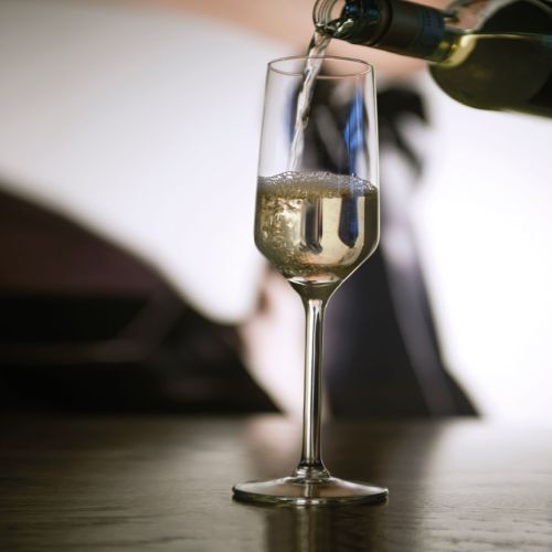 Atmosphärischer Rahmen mit gefüllter Carre-Champagnerglas 22 cl. Atmosphärischer Rahmen mit gefüllter Carre-Champagnerglas 22 cl.