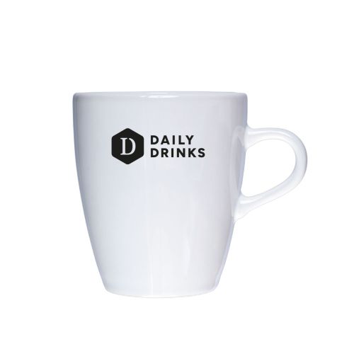 Vorderseite des Cynthia Tasse Weiß 20 cl. bedruckt mit einfarbigem DailyDrinks-Logo auf weißem Porzellan. Vorderseite des Cynthia Tasse Weiß 20 cl. bedruckt mit einfarbigem DailyDrinks-Logo auf weißem Porzellan.