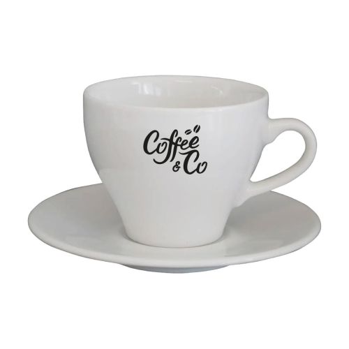 Vorderseite des Dom Cappuccino weiß 20 cl. set, bedruckt mit einfarbigem CoffeeCo-Logo auf Porzellan.