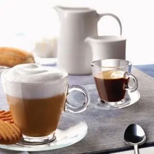 Glas Cappuccino mit Schaum und Espresso im Raum, Easy Bar 23 cl. in Gebrauch. Glas Cappuccino mit Schaum und Espresso im Raum, Easy Bar 23 cl. in Gebrauch.