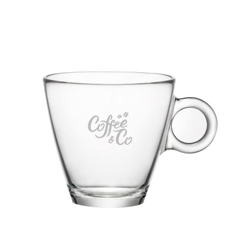 Gravur des CoffeeCo Logos auf der Vorderseite der Easy Bar Cappuccino Tasse 23 cl. sichtbar im Klarglas. Gravur des CoffeeCo Logos auf der Vorderseite der Easy Bar Cappuccino Tasse 23 cl. sichtbar im Klarglas.