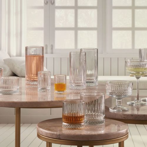 Elysia Shotglas 6 cl. gefüllt in atmosphärischen Raum, geeignet für den Einsatz in der Gastronomie. Elysia Shotglas 6 cl. gefüllt in atmosphärischen Raum, geeignet für den Einsatz in der Gastronomie.