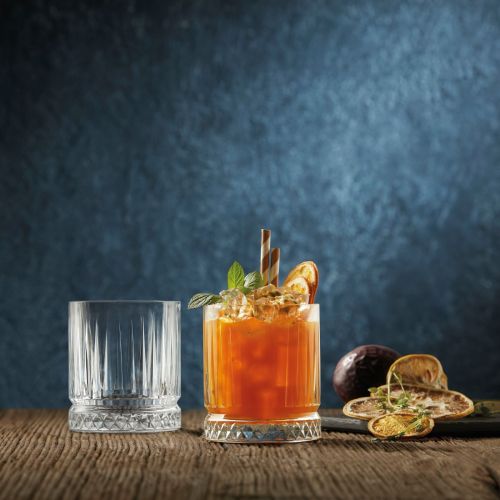 Whiskyglas 35,5 cl. mit Inhalt, präsentiert in einem attraktiven Rahmen auf einem Tisch. Whiskyglas 35,5 cl. mit Inhalt, präsentiert in einem attraktiven Rahmen auf einem Tisch.