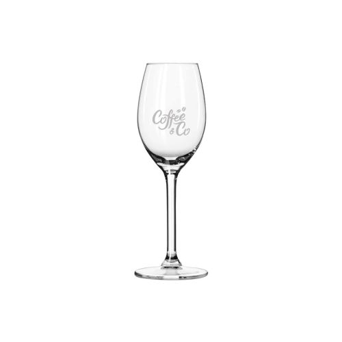 Auf der Vorderseite des Shotglases ist das CoffeeCo-Logo eingraviert. Auf der Vorderseite des Shotglases ist das CoffeeCo-Logo eingraviert.