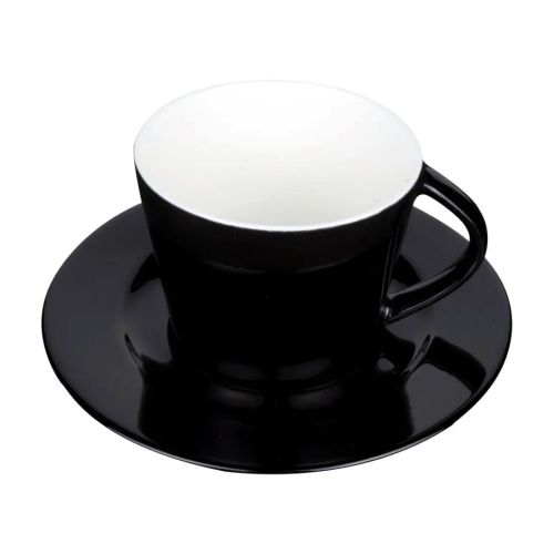 Vorderansicht des schwarz-weißen Eva Coffee SET 20 cl. aus Porzellan, bestehend aus Tasse und Untertasse. Vorderansicht des schwarz-weißen Eva Coffee SET 20 cl. aus Porzellan, bestehend aus Tasse und Untertasse.