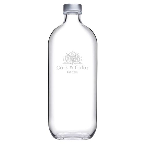 Eingraviertes CorkColor-Logo auf der Vorderseite der Flasche Iconic 1,1 Liter mit silbernem Verschluss. Eingraviertes CorkColor-Logo auf der Vorderseite der Flasche Iconic 1,1 Liter mit silbernem Verschluss.