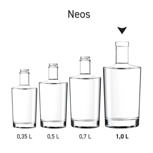 Mehrere Neos-Glasflaschen als Produktserie angeordnet.