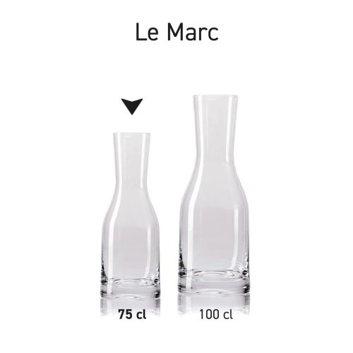 Mehrere Karaffe Le Marc 75 cl. nebeneinander als Serie mit gleicher Form und gleichem Volumen dargestellt. Mehrere Karaffe Le Marc 75 cl. nebeneinander als Serie mit gleicher Form und gleichem Volumen dargestellt.