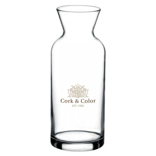 Karaffe Village 1,00 Liter aus Glas mit mehrfarbigem CorkColor-Logo auf der Vorderseite. Karaffe Village 1,00 Liter aus Glas mit mehrfarbigem CorkColor-Logo auf der Vorderseite.