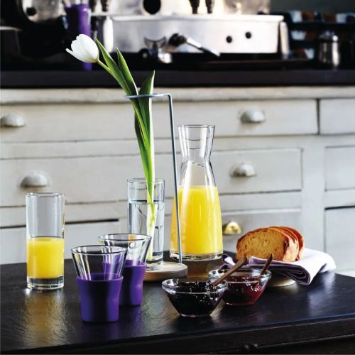 Karaffe Ypsilon 0,25-Liter-Glas mit Logo, attraktiv präsentiert auf Holzoberfläche im Tageslicht. Karaffe Ypsilon 0,25-Liter-Glas mit Logo, attraktiv präsentiert auf Holzoberfläche im Tageslicht.