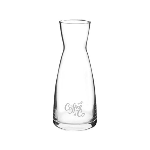 Gravur des CoffeeCo-Logos auf der Karaffe Ypsilon 0,50 Liter, dezent auf der Vorderseite des Glases angebracht. Gravur des CoffeeCo-Logos auf der Karaffe Ypsilon 0,50 Liter, dezent auf der Vorderseite des Glases angebracht.