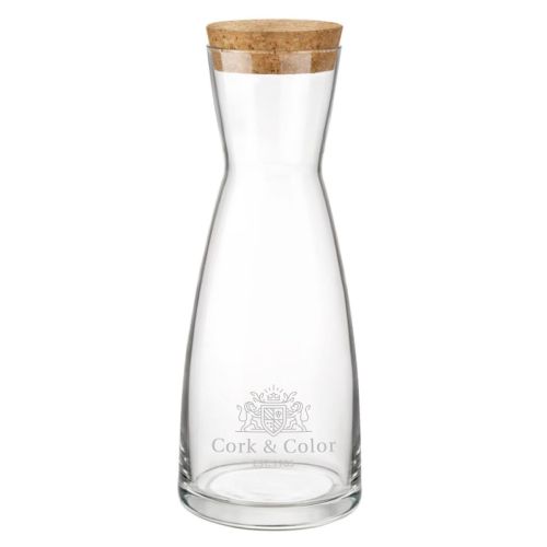 Gravur des CorkColor-Logos auf der Vorderansicht des Dekanters Ypsilon 1 Liter mit Kork. Gravur des CorkColor-Logos auf der Vorderansicht des Dekanters Ypsilon 1 Liter mit Kork.