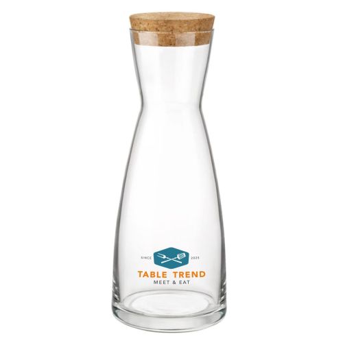 Ypsilon Karaffe 1 Liter mit mehrfarbig bedrucktem TableTrend Logo auf der Vorderseite des Glases. Ypsilon Karaffe 1 Liter mit mehrfarbig bedrucktem TableTrend Logo auf der Vorderseite des Glases.