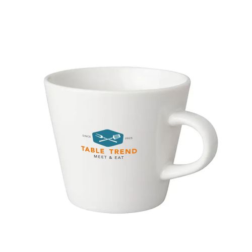 Weiße Kaffeetasse Neo Budgetline 19 cl. mit mehrfarbigem TableTrend Logo auf der Vorderseite, Porzellandesign.