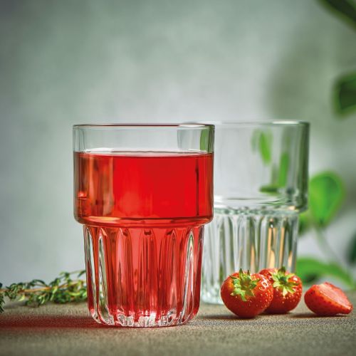 Stimmungsvolle Aufnahme des gefüllten Longdrinkglases Onis Everest 26,5 cl. mit aufgedrucktem Logo im Inneren. Stimmungsvolle Aufnahme des gefüllten Longdrinkglases Onis Everest 26,5 cl. mit aufgedrucktem Logo im Inneren.